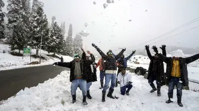Jammu and Kashmir में बर्फबारी का लुत्फ लेने बढ़ रही पर्यटकों की संख्या
