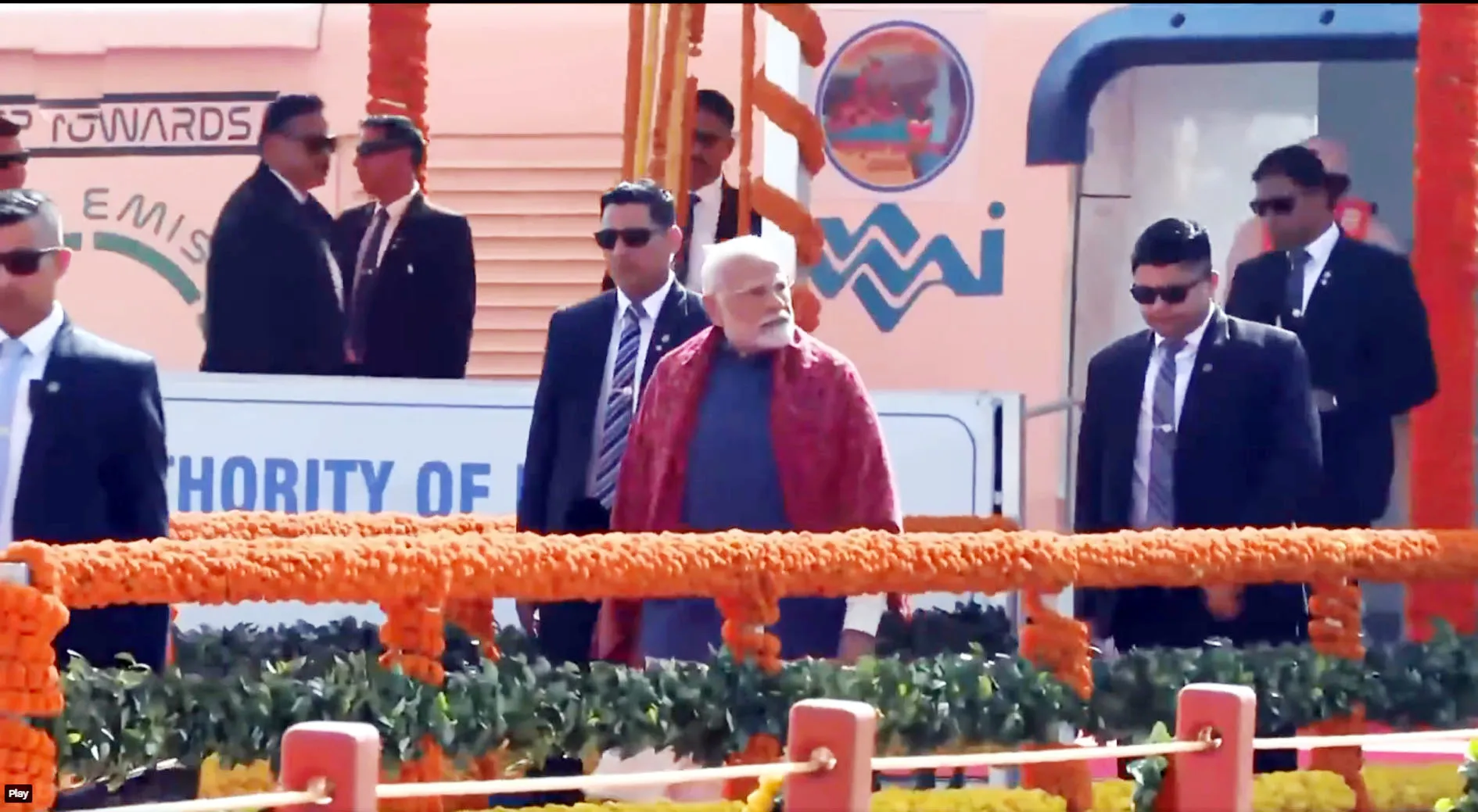 PM Modi प्रयागराज पहुंचे, क्रूज से पहुंचे संगम, कुंभ की तैयारियों का लिया जायजा