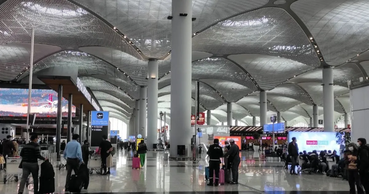 फ्लाइट्स में देरी के चलते Istanbul Airport पर दो दिनों से फंसे हैं 400 भारतीय यात्री