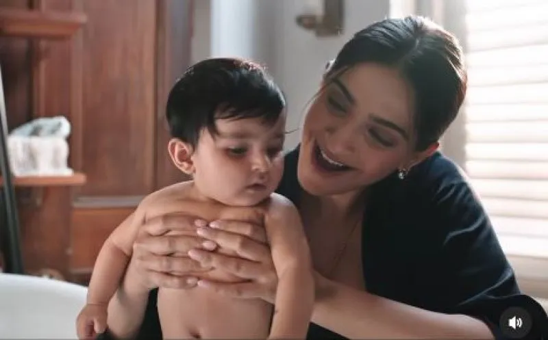 Sonam Kapoor ने पहली बार दिखाई बेटे वायु के चेहरे की झलक