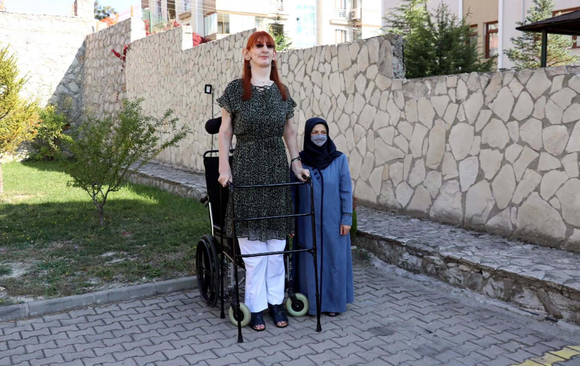 दुनिया की सबसे लंबी महिला Stretcher पर लेटकर करती हैं हवाई यात्रा