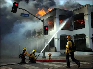 Los Angeles में आग से अब तक 24 की मौत, कई लापता और बेघर