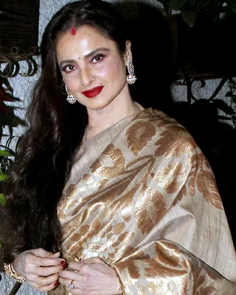 Rekha ने हाथ से बुनी हुई सुनहरी धारियों वाली साड़ी पहन मोहित किया फैंस को