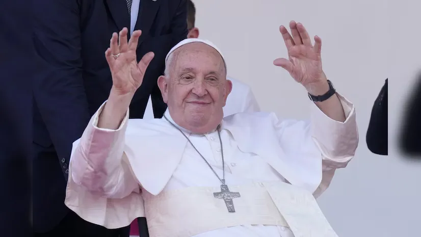 Pope Francis को अस्पताल से मिली छुट्टी, लोगों को दिया आशीर्वाद