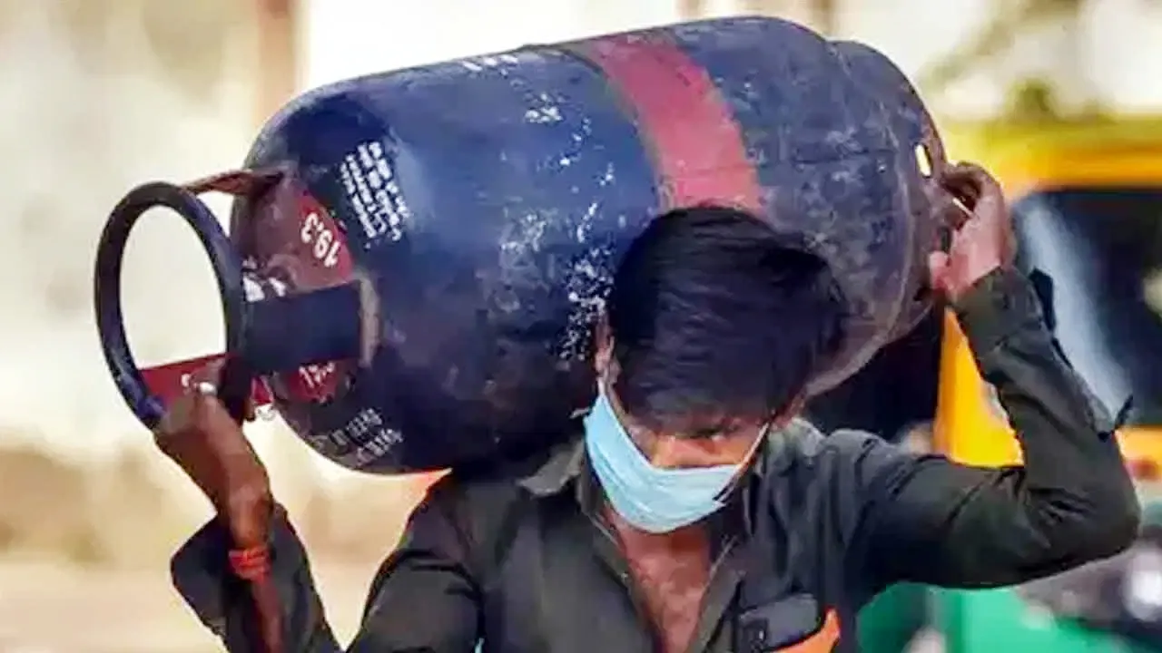 Commercial LPG  सिलेंडरों की कीमतों में हुई 41 रुपए की कटौती