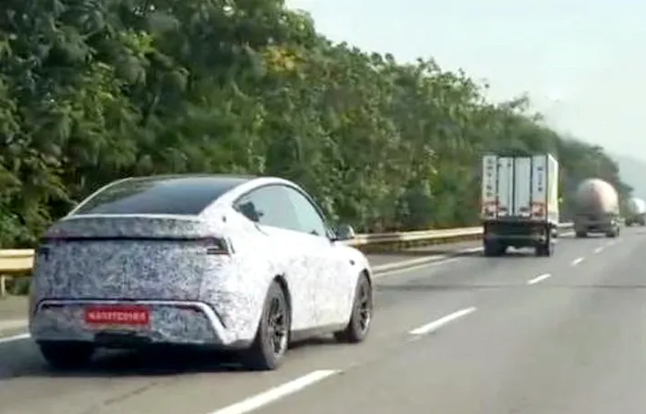 Tesla के नए फेसलिफ्टेड मॉडल वाय मुंबई-पुणे एक्सप्रेसवे पर टेस्ट