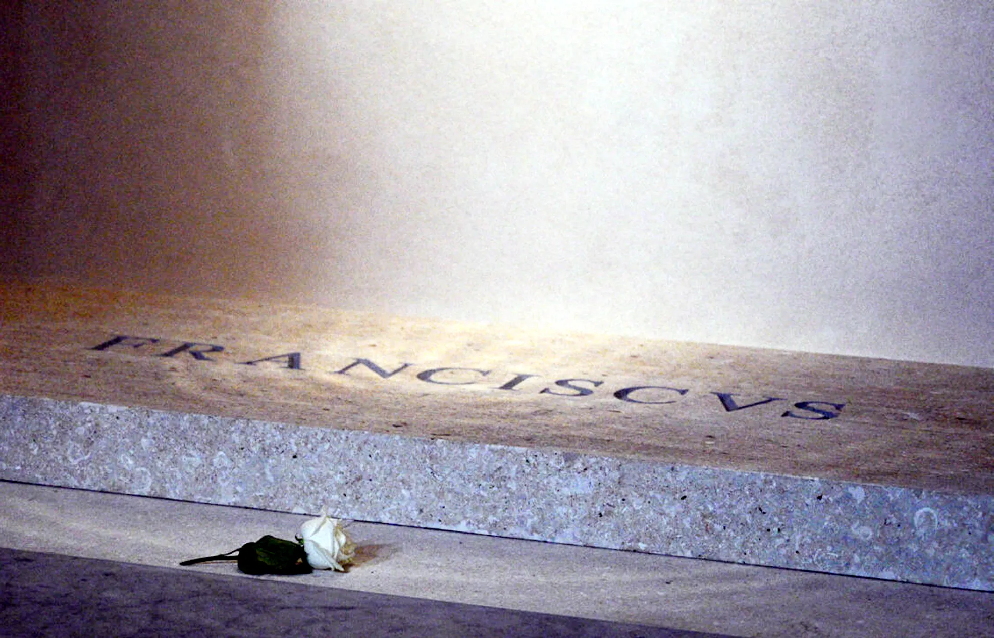 Pope Francis की कब्र की पहली तस्वीर आई सामने: श्रद्धांजलि में रखा सफेद गुलाब