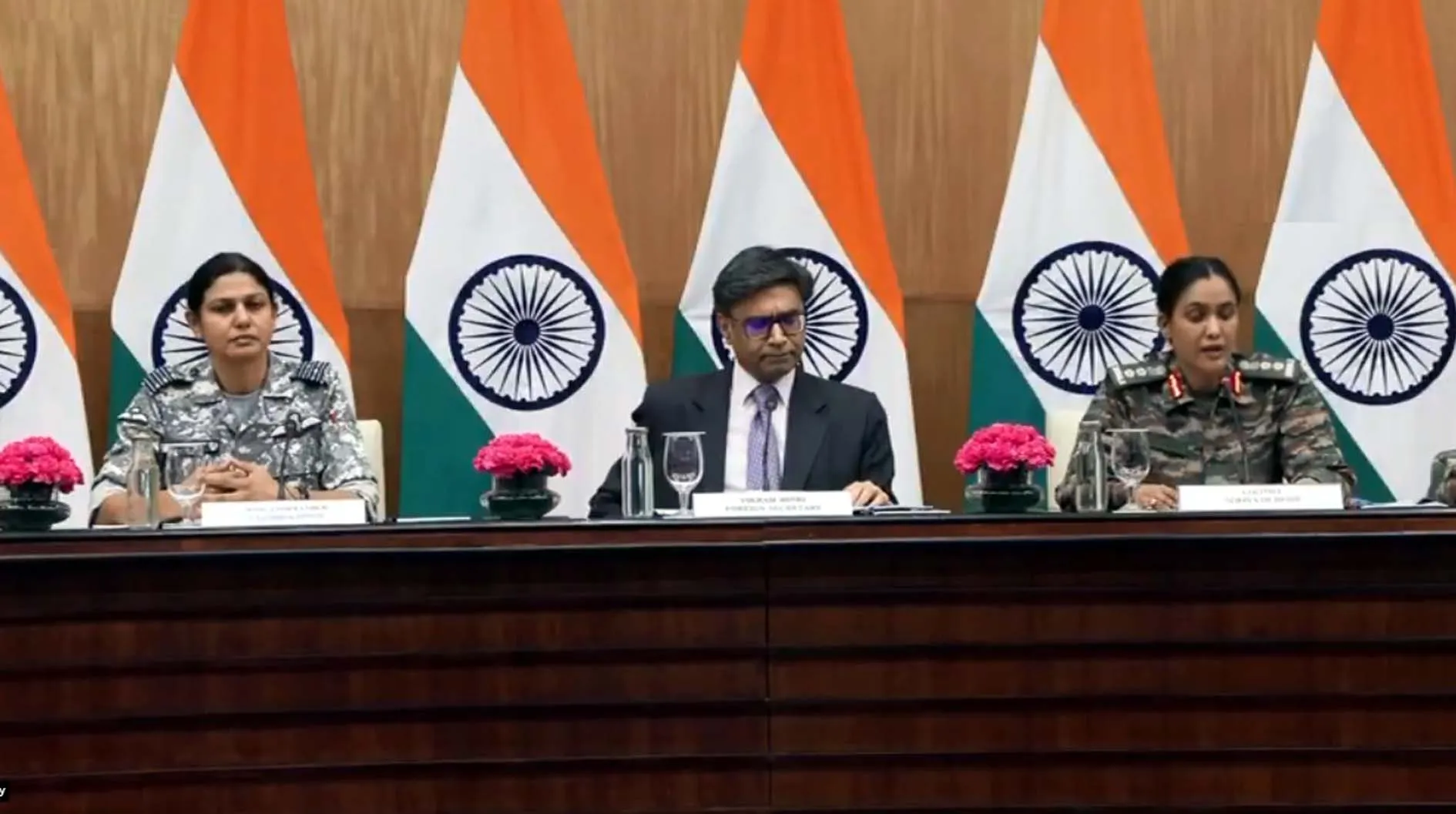 Pakistan की कायराना चाल: नागरिक विमानों को बना रहा हमलों की ढाल, कर्नल सोफिया ने किया खुलासा