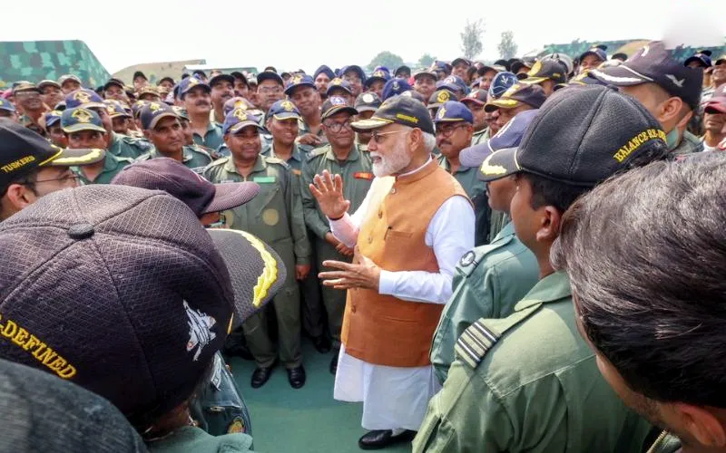 PM Modi आदमपुर एयरबेस पहुंचे, जवानों में दिखा जोश; पाकिस्तान के झूठ से उठा पर्दा