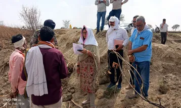 बरसात से पहले पूर्ण कराएँ सभी खेत तालाबों का काम – Collector Mrs Chauhan