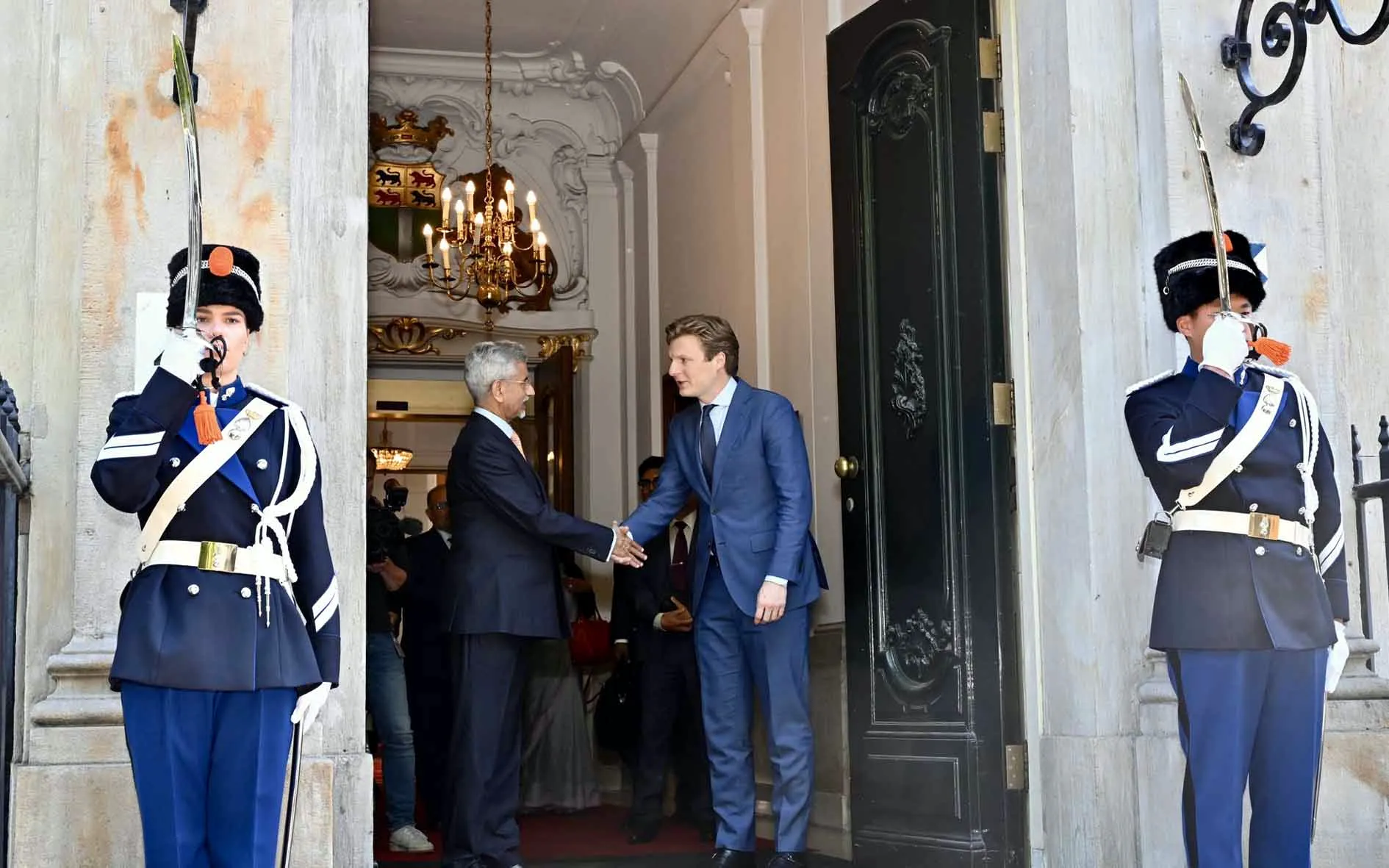 आतंकवाद पर लगाम कसने पाकिस्तान को चौतरफा घेर रहा है India