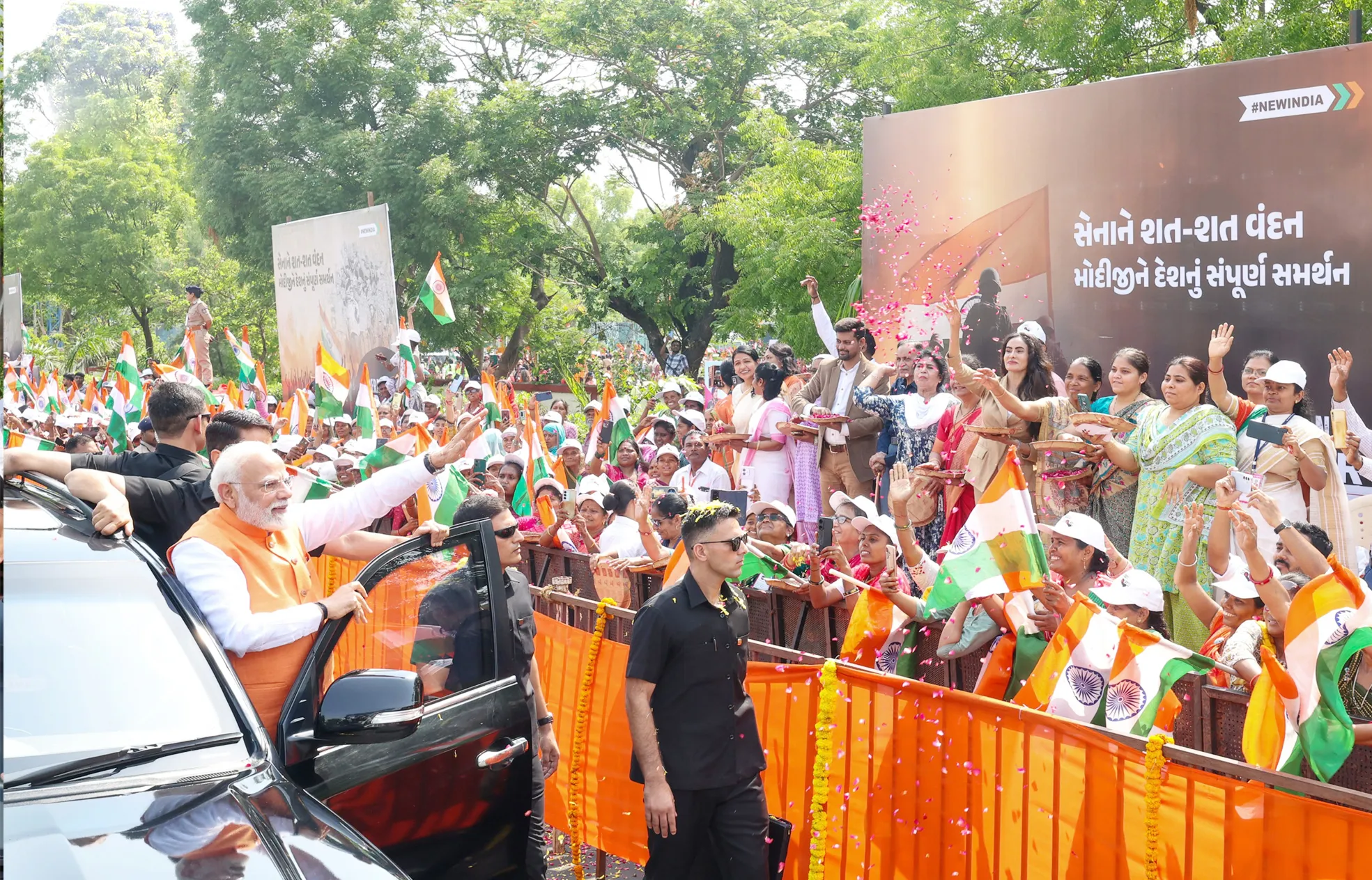 PM Modi ने वडोदरा में किया रोड शो, दाहोद में 9000 हॉर्सपावर वाले रेल इंजन का किया लोकार्पण