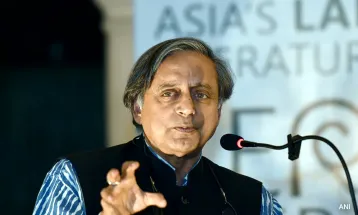 आतंकियों की मौत पर आंसू बहाने वाले कोलंबिया को Shashi Tharoor ने खूब सुनाई खरी-खरी