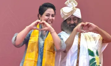 Hina Khan ने ‘आर्ट ऑफ लिविंग’ में लिया हिस्सा