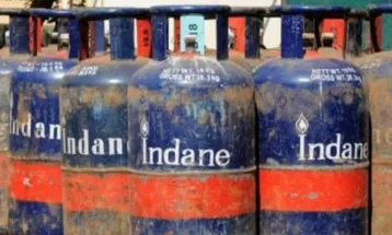 तेल कंप‎नियों ने Commercial LPG Cylinder के भाव 24 रुपये घटाये