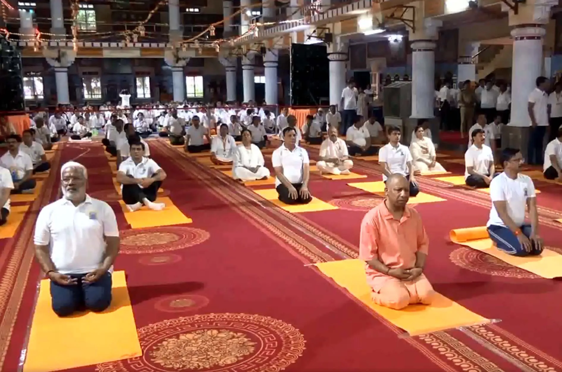 योग ‎दिवस पर यूपी के सीएम योगी ने Gorakhpur में किया योगाभ्यास