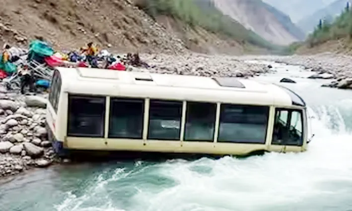 Rudraprayag में हादसा: उफनती अलकनंदा नदी में गिरी बस,10 लोग हुए लापता