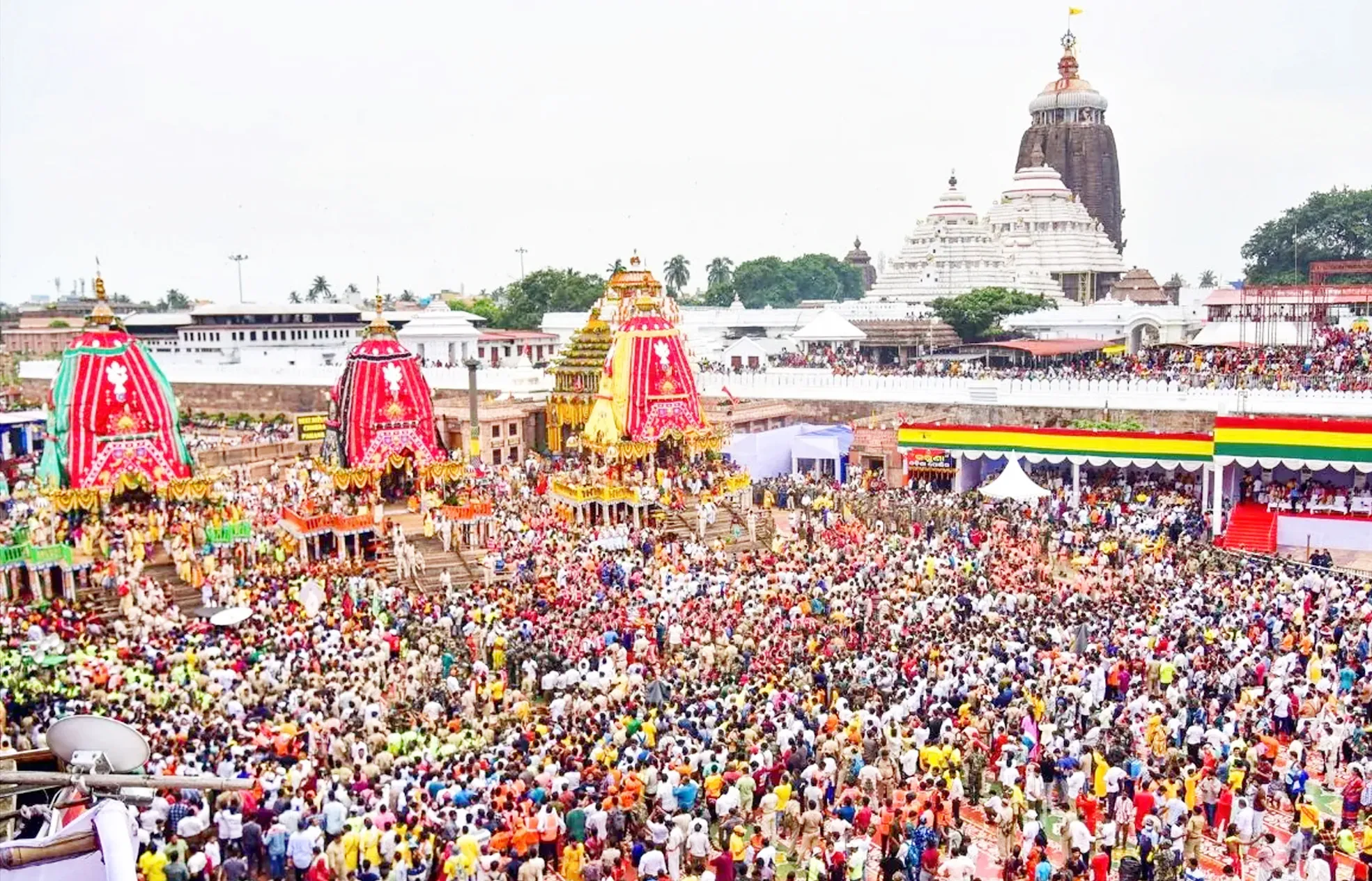 रथ यात्रा के दूसरे दिन अपनी मौसी के घर के लिए निकले Lord Jagannath