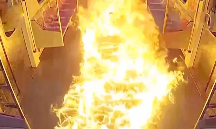 घरेलु तनाव से गुजर रहे शख्स ने Metro में लगा दी आग, 22 घायल