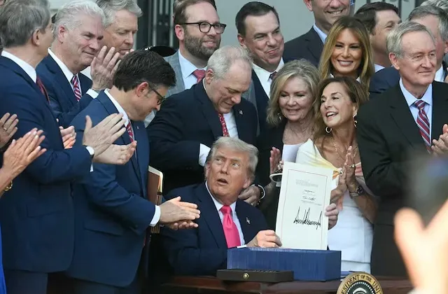 Picnic मनाते वक्त डोनाल्ड ट्रंप ने वन बिग ब्यूटीफुल विधेयक पर किए साइन