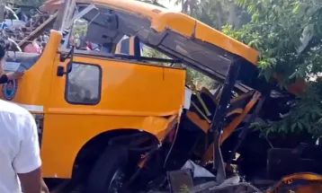 Railway Crossing  पार कर रही वैन को ट्रेन ने मारी टक्कर, 3 बच्चों की मौत कई घायल