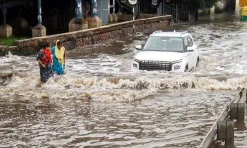 Delhi NCR में सड़कों पर तैरने लगी कारें, रुद्रप्रयाग में सड़क पर गिरा पहाड़