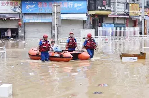 Beijing में भारी बारिश से जीवन अस्त-व्यस्त, ब्लू अलर्ट जारी