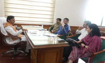 निर्माणाधीन कार्यों को समय से पूर्ण करें और शीघ्र सेवा प्रदाय करें : Deputy CM Shukla
