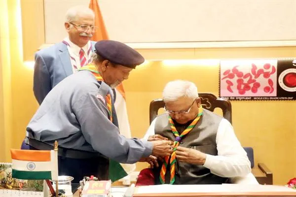 राज्यपाल Mangubhai Patel को स्काउट्स स्कार्फ पहनाकर किया सम्मानित