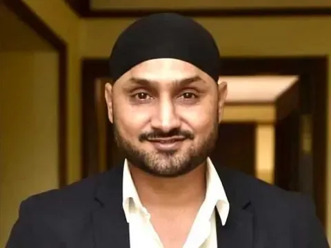 Harbhajan Singh ने पश्चिम बंगाल के खेल मंत्री के साथ दुर्गा पूजा पंडाल का उद्घाटन किया