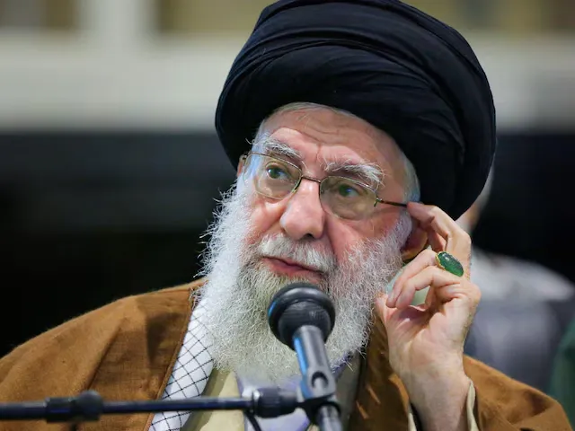 Khamenei ने जहां ईरान को परमाणु हथियारों की ज़रूरत नहीं कहा वहीं उन्होंने अमेरिका से सीधी बातचीत से भी किया इनकार