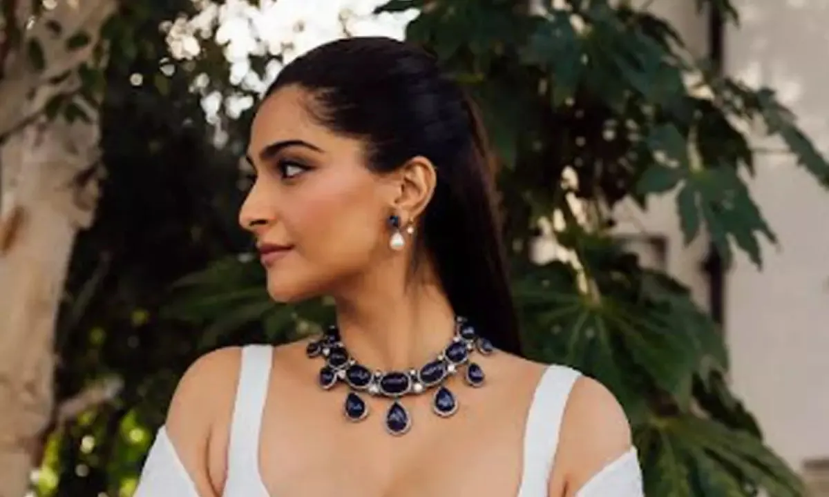 Sonam Kapoor ने इंडो-वेस्टर्न लुक से मचा दिया तहलका