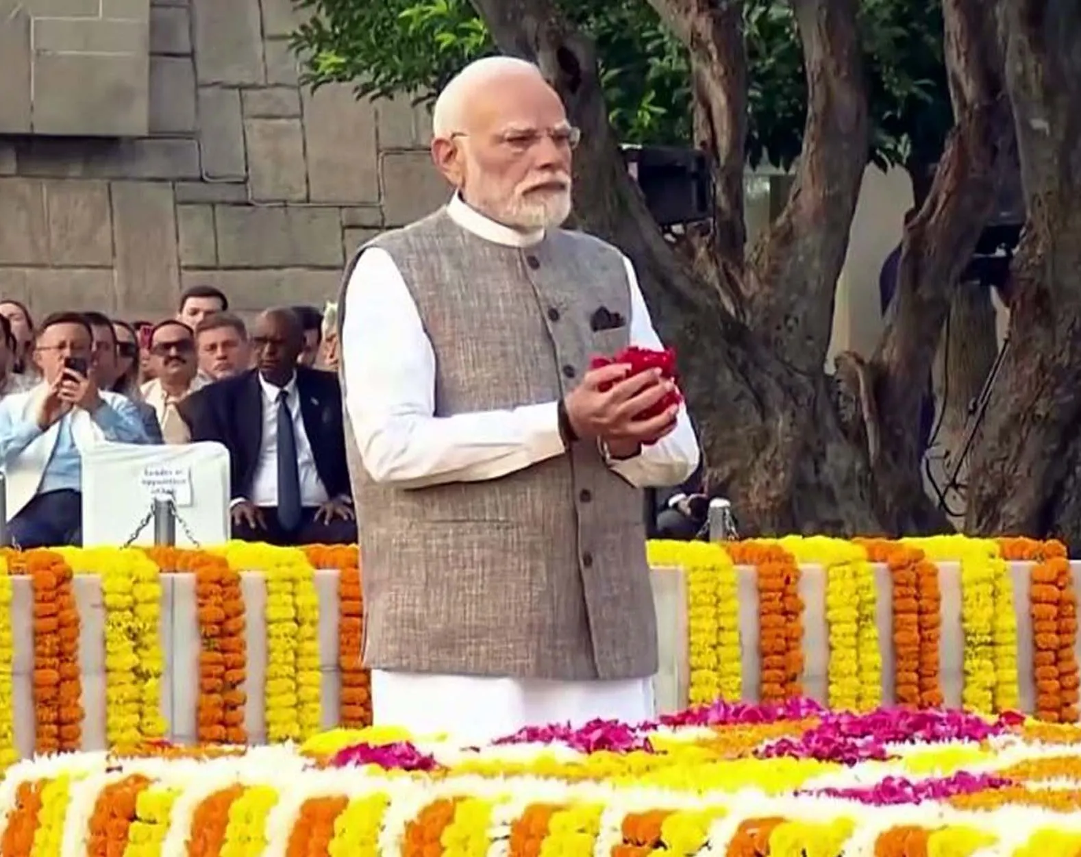 महात्मा गांधी और लालबहादुरी शास्त्री की जयंती पर पीएम मोदी ने दी श्रद्धांजलि