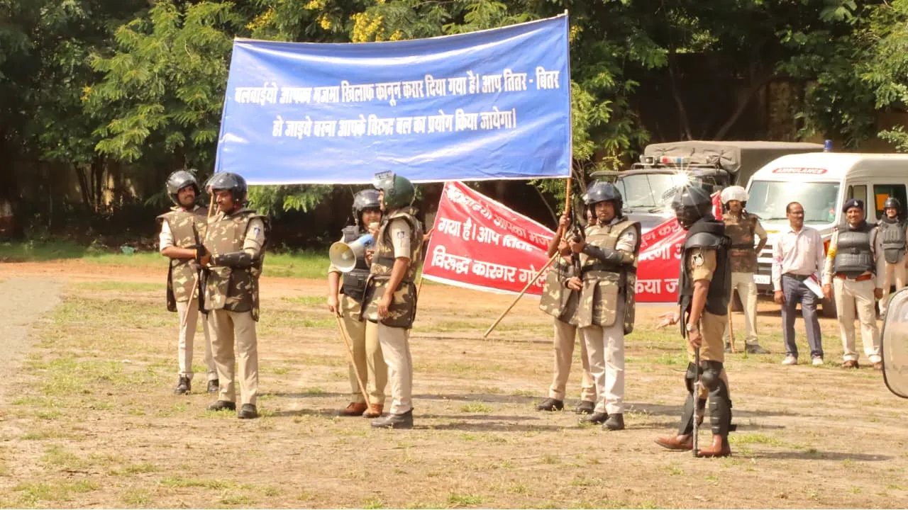 ग्वालियर पुलिस लाइन में हुई Mock drill: बलवा के दौरान शांति-सुरक्षा बनाए रखने हेतु पुलिसकर्मियों ने किया अभ्यास