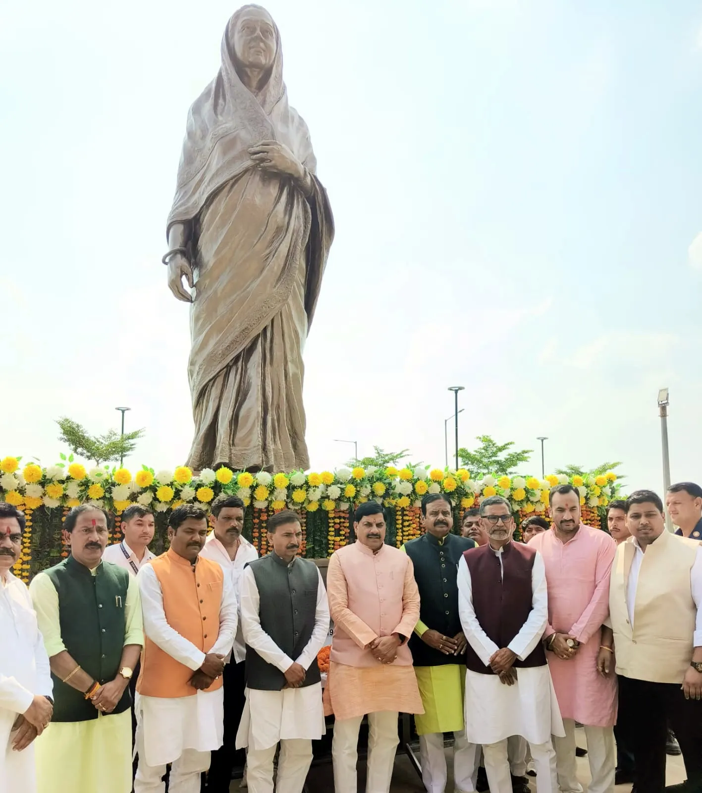 CM Dr. Yadav ने राजमाता विजयाराजे सिंधिया की जयंती पर पुष्पांजलि अर्पित की