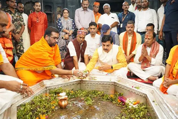 CM Dr. Yadav ने गयाजी में विष्णुपद मंदिर में की पूजा-अर्चना