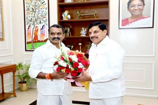 CM Dr. Yadav से केंद्रीय सूचना एवं प्रसारण राज्यमंत्री डॉ. मुरुगन ने की सौजन्य भेंट