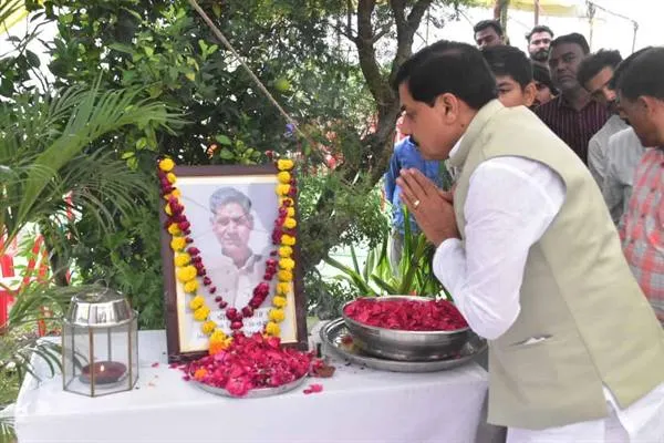CM Dr. Yadav ने शोकाकुल बघेल परिवार को ढांढस बंधाया