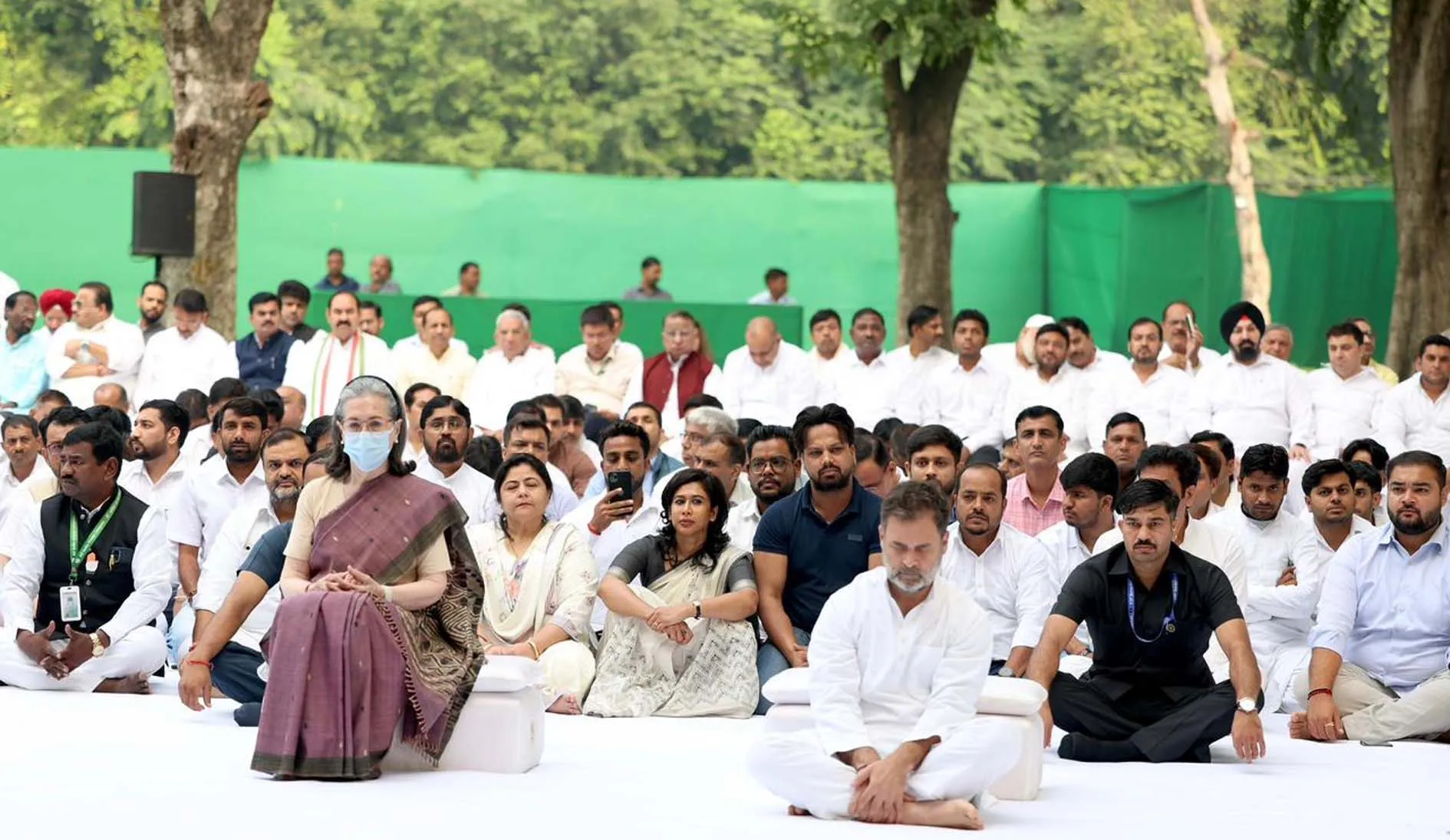 पूर्व प्रधानमंत्री Indira Gandhi  की पुण्यतिथि पर कांग्रेस नेताओं ने दी श्रद्धांजलि