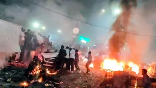 Delhi Red Fort के पास कार में जोरदार धमाका, पार्किंग में खड़ी गाडिय़ां जलीं, 8 की मौत और 24 घायल