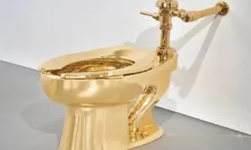 121 करोड़ रुपए में बिका 101 किग्रा सोने से बना Toilet
