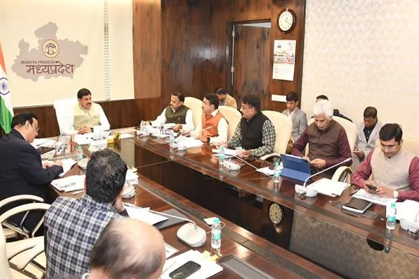 अधिकाधिक अस्पतालों और डॉक्टर्स को जोड़ें आयुष्मान योजना से : CM Dr. Yadav