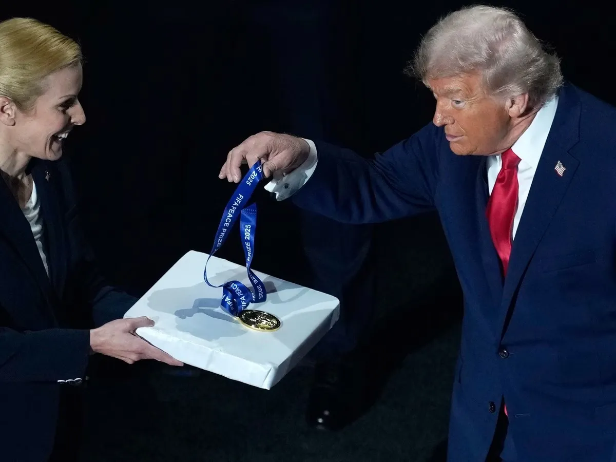 US President को मिला ‘शांति पुरस्कार’, उत्साहित होकर खुद ही उठाकर गले में डाल लिया