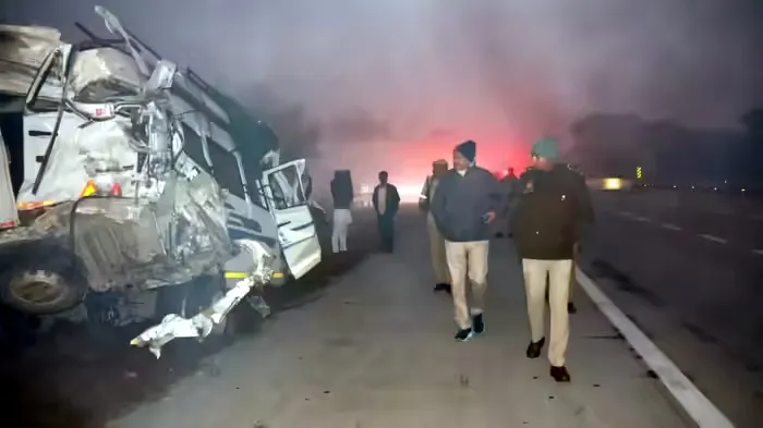 Yamuna Expressway पर सड़क हादसे में 13 की मौत, कई लोग घायल