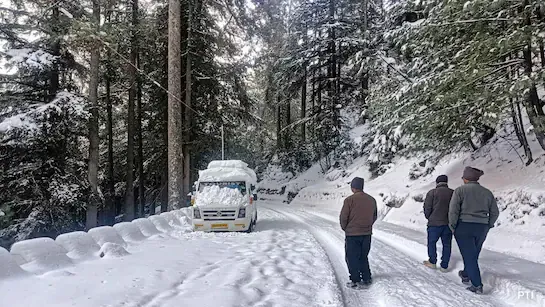 Snowfall से शीतलहर बढ़ी, मैदानी इलाकों में छाया कोहरा, बारिश की संभावना