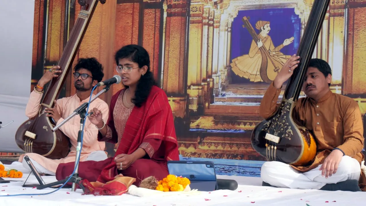 Tansen के आँगन में झरे मीठे मीठे सुर, गान मनीषी तानसेन की जन्मस्थली में मुक्ताकाश मंच पर सजी अंतिम दिवस की प्रातःकालीन सभा