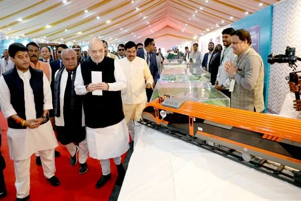 Union Home Minister Shah एवं मुख्यमंत्री डॉ. यादव ने निवेश से रोजगार-अटल संकल्प विषय पर लगी प्रदर्शनी का किया अवलोकन