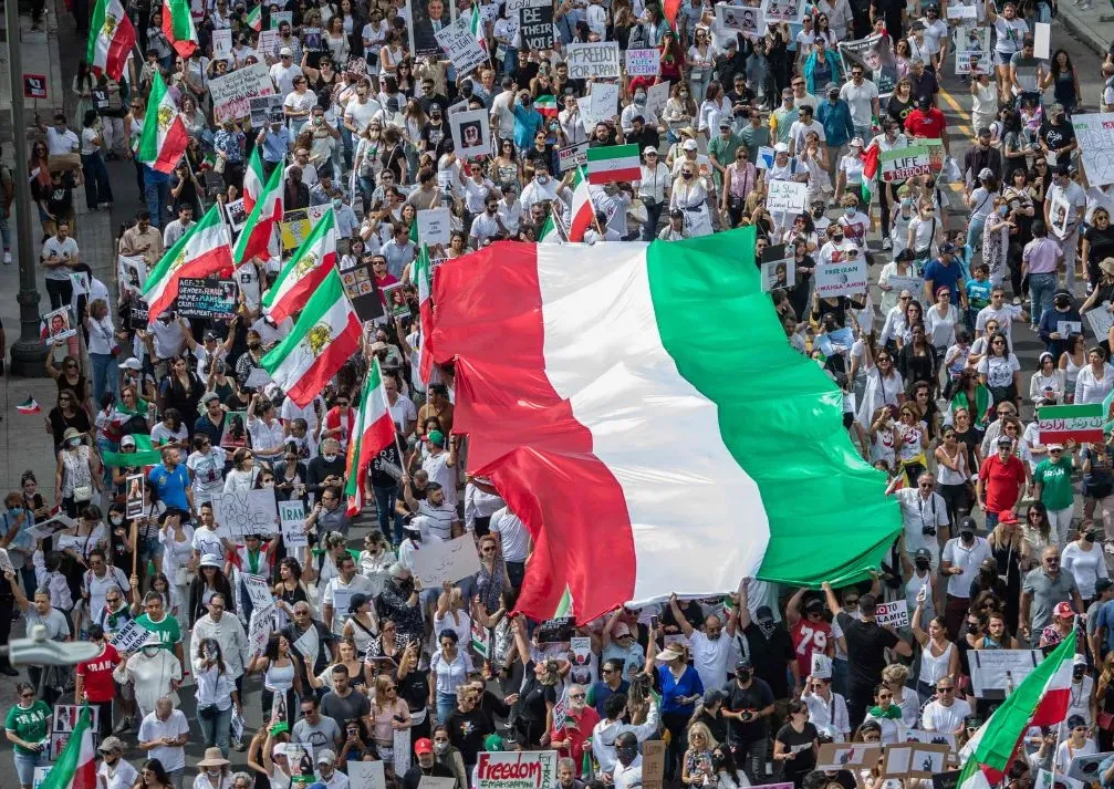 Iran में डॉलर के मुकाबले सबसे नीचे गिरा रियाल, केंद्रीय बैंक प्रमुख ने दिया इस्तीफा