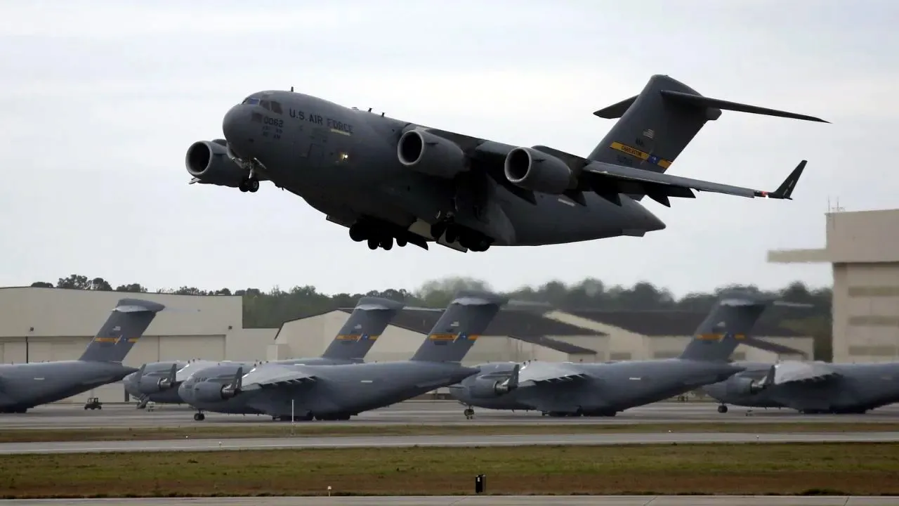 America ने ब्रिटेन में भारी हथियारों से लैस दर्जनों विमान किए तैनात, दुनिया भर में हड़कंप