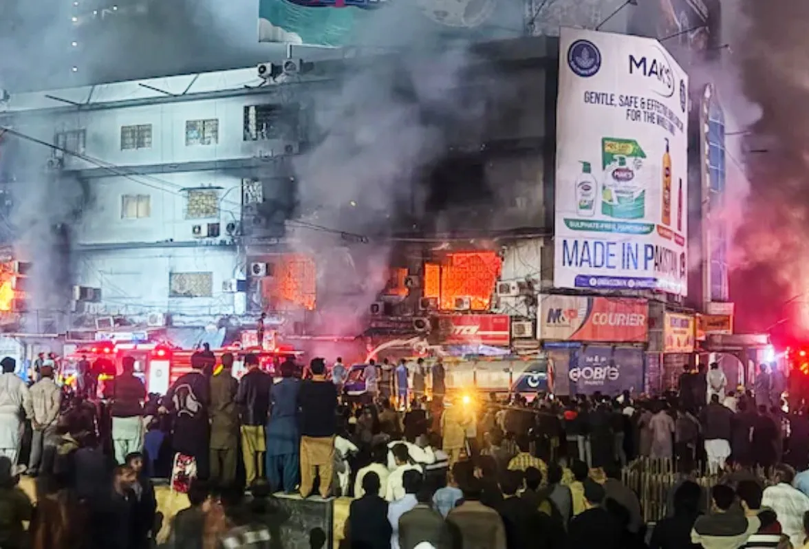 Karachi के गुल प्लाजा में अग्निकांड, एक ही दुकान से मिले 30 शव, मृतकों का आंकड़ा 60 के पार